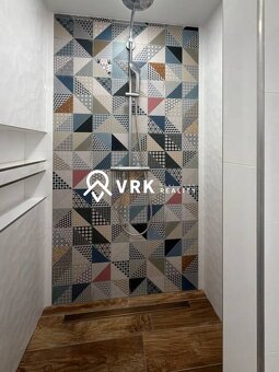 Ponúkame na predaj priestranný a moderne zrekonštruovaný byt