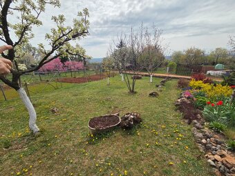 Únik z mesta: Drevená chata s krásnou záhradou v Moldave nad