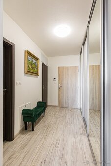 Ponúkame na predaj moderný 2-izbový byt s loggiou v obľúbene