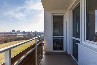 Ponúkame na predaj moderný 2-izbový byt s loggiou v obľúbene