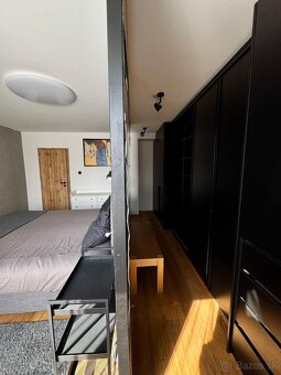 Ponúkame na predaj priestranný a vzdušný 2-izbový byt v širš