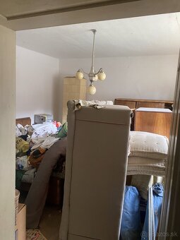 Ponúkame na predaj rodinný dom s garážou v obci Jasov. Dom j