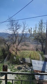 Predam chatu v Hrušove s krásnym vyhladom na udolie a tichym