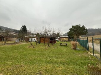 Ponúkame na predaj pozemok s chatkou v krásnej a tichej loka