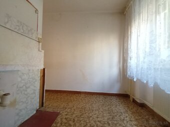 Na predaj ponúkame priestranný prízemný 3-izbový tehlový byt