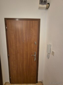 Ponúka sa na predaj veľká garsónka o výmere 27 m² s priestra