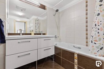 Ponúkame na predaj veľkorysý 2,5-izbový apartmán s výbornou 