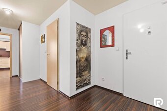Ponúkame na predaj veľkorysý 2,5-izbový apartmán s výbornou 