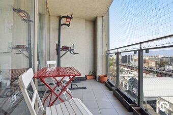 Ponúkame na predaj veľkorysý 2,5-izbový apartmán s výbornou 