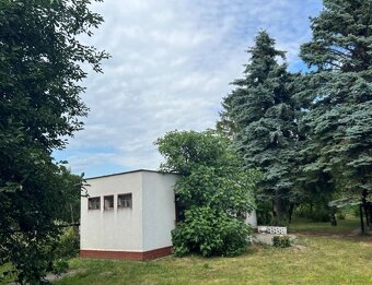 Veľký pozemok s chatkou pri vode a ešte k tomu aj v Bratisla
