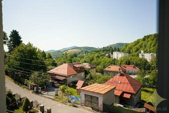 ZÁKLADNÉ ÚDAJE: - zastavaná plocha domu: 226 m2 - veľkosť zá