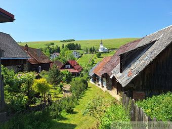 Drevenica s červenou strechou v malebnej oravskej dedine, pr