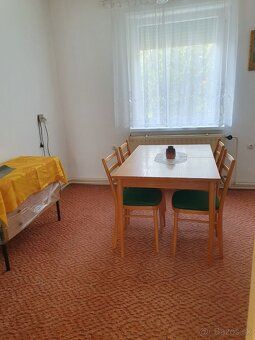 Rodinný dom sa nachádza v obci Iža, 10 km od Komárna, na poz