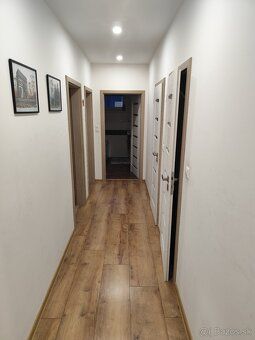Ponúkam na predaj samostatne stojaci 5-izbový rodinný dom - 