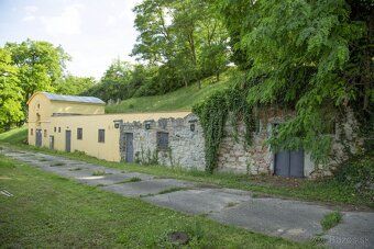 Ponúkame na predaj viacúčelový podnikateľský objekt v širšom