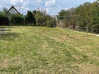 Na predaj udiržiavaná záhrada o výmere cca 400m²2 s maringot