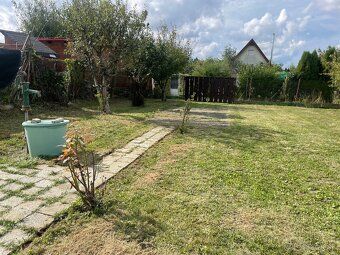 Na predaj udiržiavaná záhrada o výmere cca 400m²2 s maringot