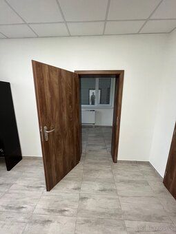 Dvoj-kancelária prízemie - 20,4m2 dokopy (jedna miestnosť 12