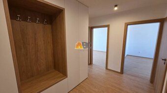 Ponúkame na prenájom priestranný (82,7 m²), kompletne a luxu