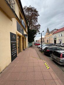 Ponúkame na predaj so súhlasom majiteľa obchodnú budovu na u