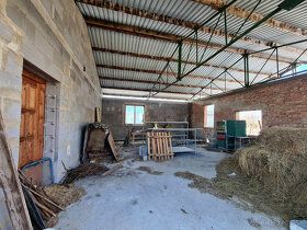 Ponúkame na predaj pozemok s budovou v meste Tornaľa časť St
