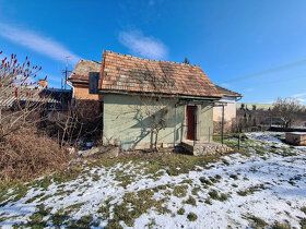 Ponúkame na predaj pozemok s budovou v meste Tornaľa časť St
