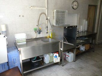 Tel: 0908 715 715, Ponúkam na predaj budovu s dvomi reštaura