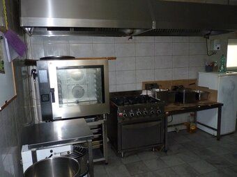 Tel: 0908 715 715, Ponúkam na predaj budovu s dvomi reštaura