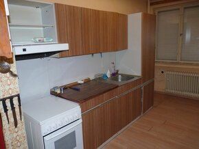 Tel: 0908 715 715, Ponúkam na predaj 4 izbový poschodový rod