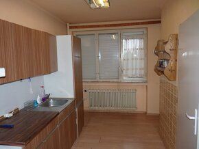 Tel: 0908 715 715, Ponúkam na predaj 4 izbový poschodový rod