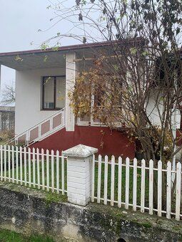 Ponúkame Vám na predaj rodinný dom v obci Veľké Lovce. Dom s