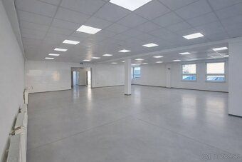 Obchodný priestor – showroom, 100 m2 na prízemí, s parkovaní