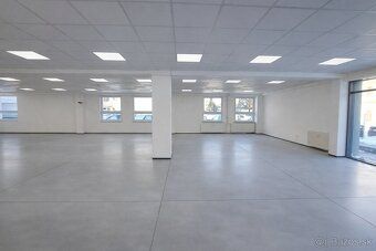 Obchodný priestor – showroom, 100 m2 na prízemí, s parkovaní