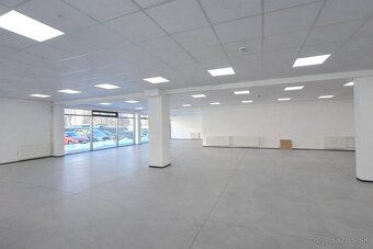 Obchodný priestor – showroom, 100 m2 na prízemí, s parkovaní