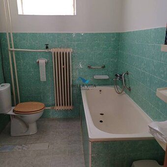 Ponúkame na predaj VEĽKÝ poschodový dom s plochou strechou n