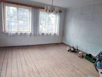 V centre obce ponúkame na predaj priestranný tehlový rodinný