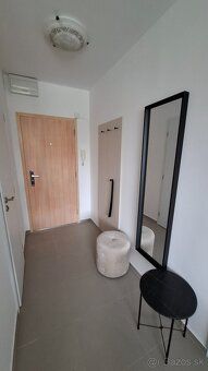 Ponúkam na prenájom 1-izbový byt s výmerou 35 m², byt je kom