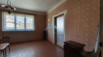 Ponúkame na predaj starší vidiecky dom na veľkom pozemku o r