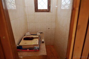 Ponúkame na predaj budovu vhodnú pre obchod alebo služby, na