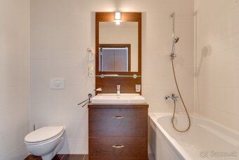 predám dvojizbový apartmán s balkónom, parkovacie miesto v g