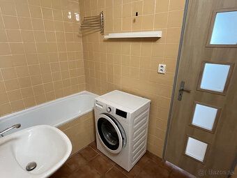 Predám zariadený 3-izbový byt 64 m2 + 5 m2 lodžia na ulici J