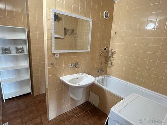 Predám zariadený 3-izbový byt 64 m2 + 5 m2 lodžia na ulici J