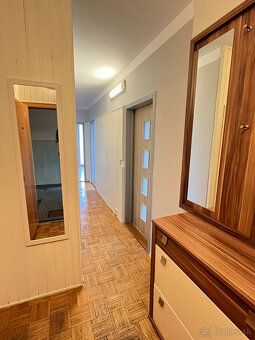 Predám zariadený 3-izbový byt 64 m2 + 5 m2 lodžia na ulici J