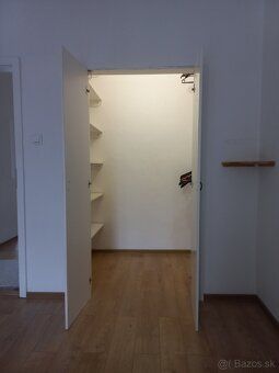 Na dlhodobý prenájom ponúkame priestranný (60 m2), svetlý 2 