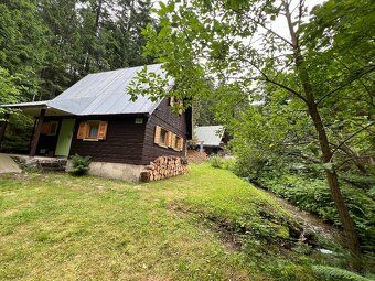 Ponúkame na predaj výnimočnú rodinnú chatu, ktorá má svoju d