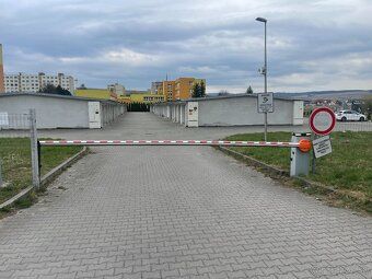 Predám zánovnú garáž na ulici Petržalská na sídlisku Juh. Ga