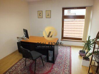 Maroš Vereš +421 904 086 200 e-mail: maros.veres@v2realestat
