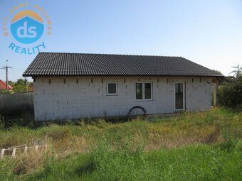 Ponúkame na predaj hrubú stavbu rodinného domu bungalovu s o