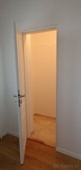 Sprostredkujeme predaj 2 izbového bytu s balkónom v Nových Z