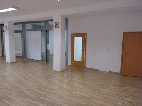 Ponúkame na prenájom obchodné (showroom), kancelárske a skla